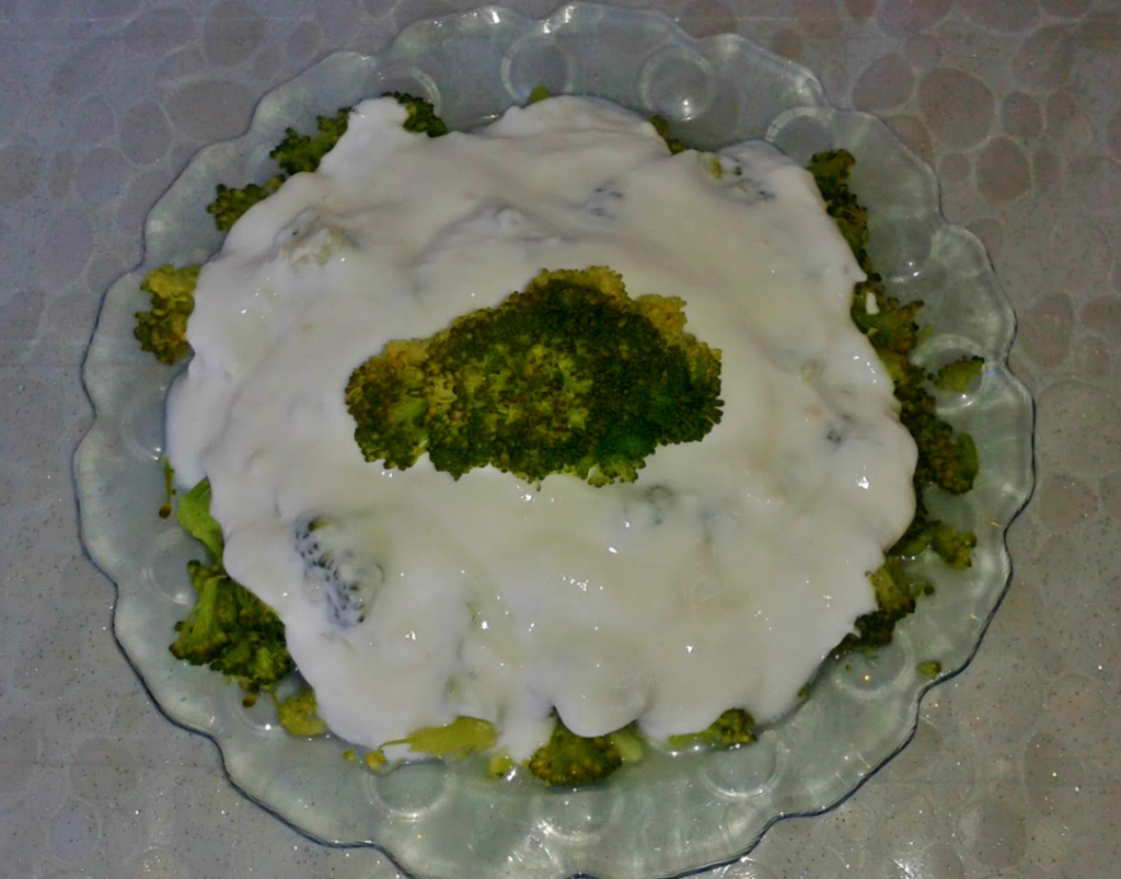 Yoğurtlu brokoli salatası